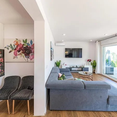 Vakantiehuis Cozy In Kaštel Novi