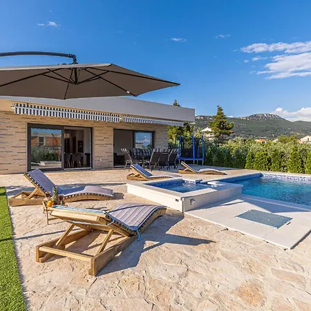 Vakantiehuis Cozy In Kaštel Novi